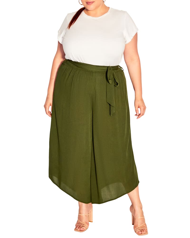 Front of a model wearing a size XXL PANT HOLIDAY SUN in RIFF GREEN by City Chic. | dia_product_style_image_id:352850